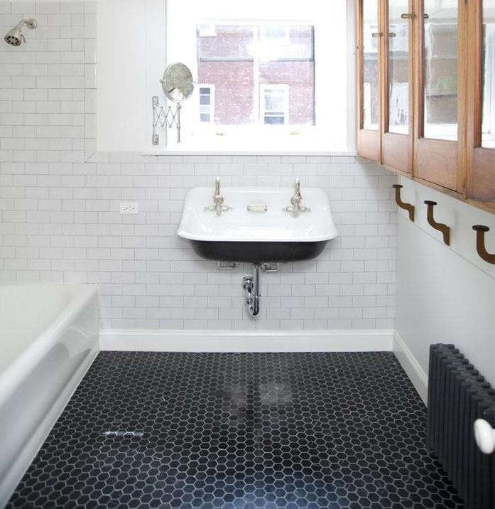 Colocado para mayor comodidad, una toma de corriente blanca está orientada horizontalmente para adaptarse al flujo de la baldosa en el baño de una casa de piedra rojiza de Brooklyn renovada por Elizabeth Roberts, miembro del Directorio Remodelista Architect / Design. Vea una casa de piedra rojiza en Brooklyn, Renacida para recorrer todo el proyecto. Fotografía de Sean Slattery.