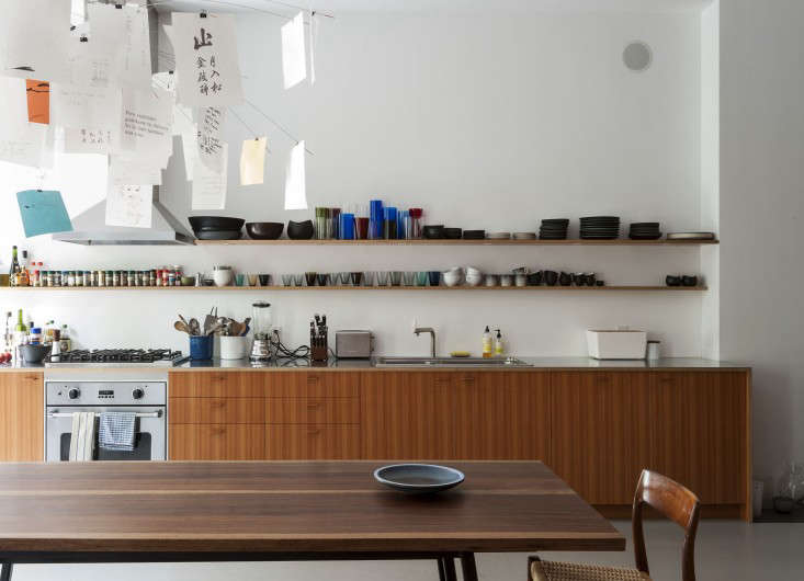 the zellel&#8\2\17;z 5 chandelier hangs in a kitchen by architects fernlund 17