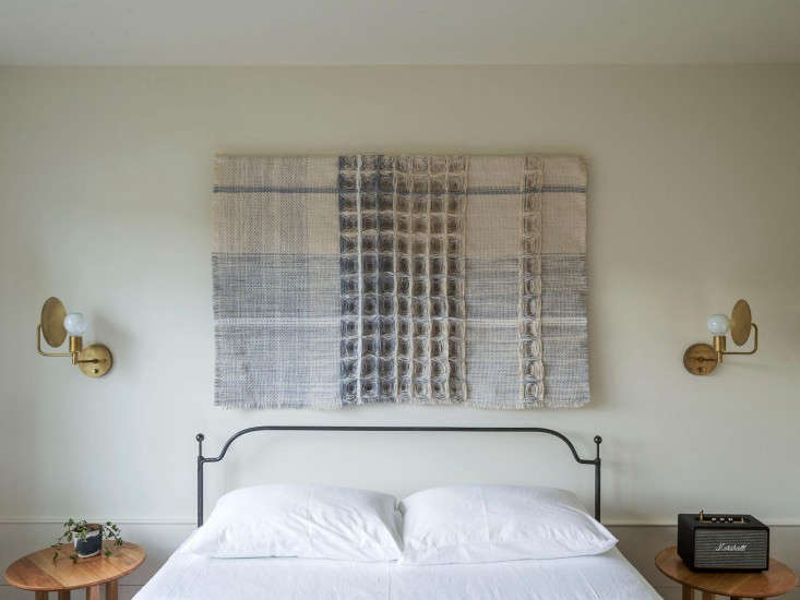 på Rivertown Lodge i Hudson, New York, placerade Workstead sina mässingsbanor på vardera sidan av en smidig järnram; $7. (Se mer på ett hotell med en känsla av plats: Rivertown Lodge i Hudson, NY. Foto av Matthew Williams.