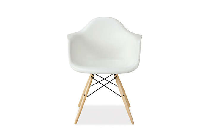 700 white eames molded plastic chair