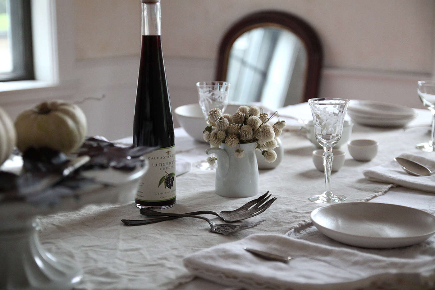 Photo by Justine Hand from Falling Leaves: Justine’s Spooky-Elegant DIY Table Setting—perfect for a late-autumn dinner in.