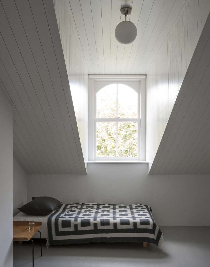 a scandinavian wool blanket adds pattern to a streamlined attic guest room in b 20