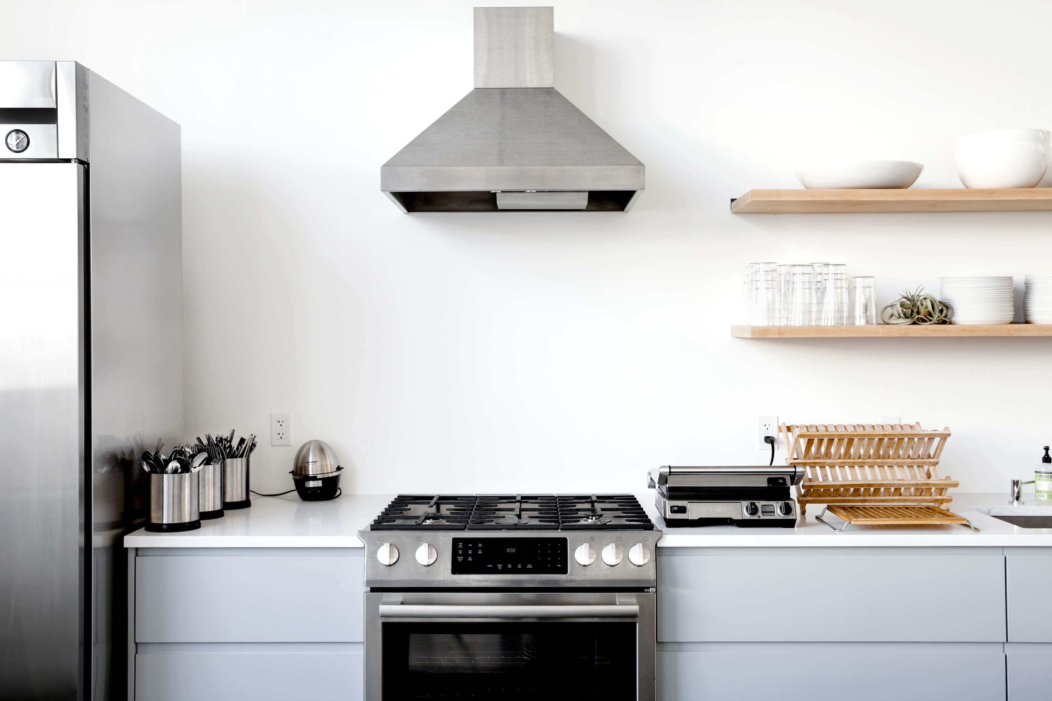 gray kitchen cabinets in everlane's office in sf, carlos chavarría photo 24