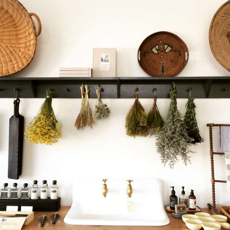 How to Use Peg Rails 16 Smart Design Ideas