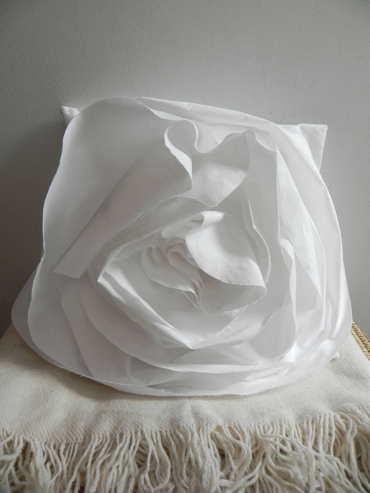 a detacher white flower pillow 27