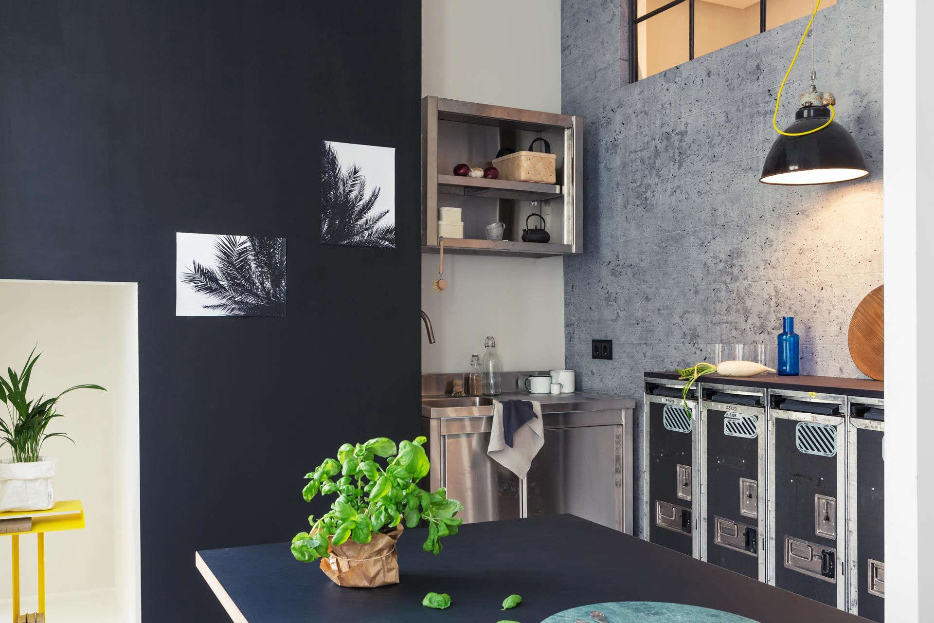 13 inspiring kitchens that pair white kitchen cabinets with black hardware  - COCO LAPINE DESIGNCOCO LAPINE DESIGN