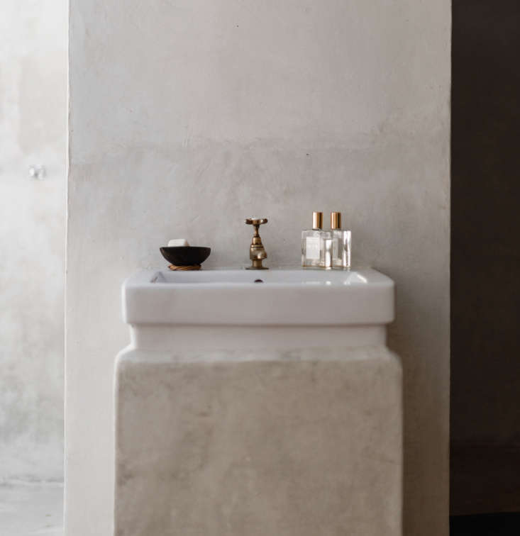 a simple porcelain basin is sculpted into a pillar of tadelakt plaster at coqui 17