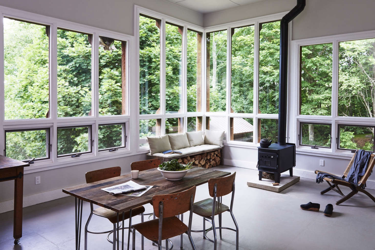 Low-profile furnishings—including schoolhouse-style chairs and a low-slung lounge—keeps the emphasis on the outdoors.