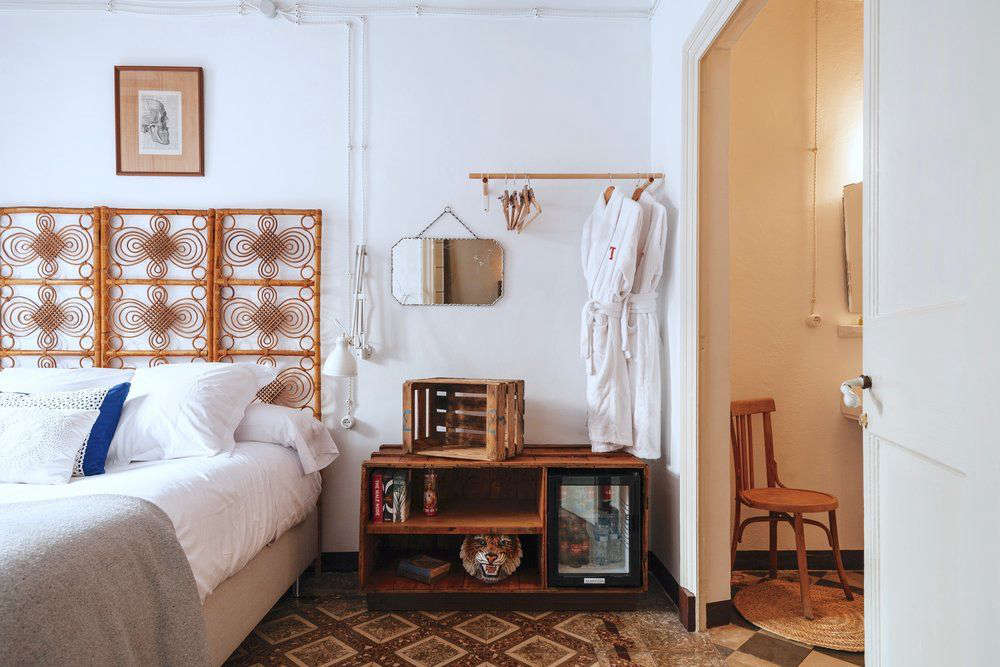 A fanciful rattan headboard in the O Suite.