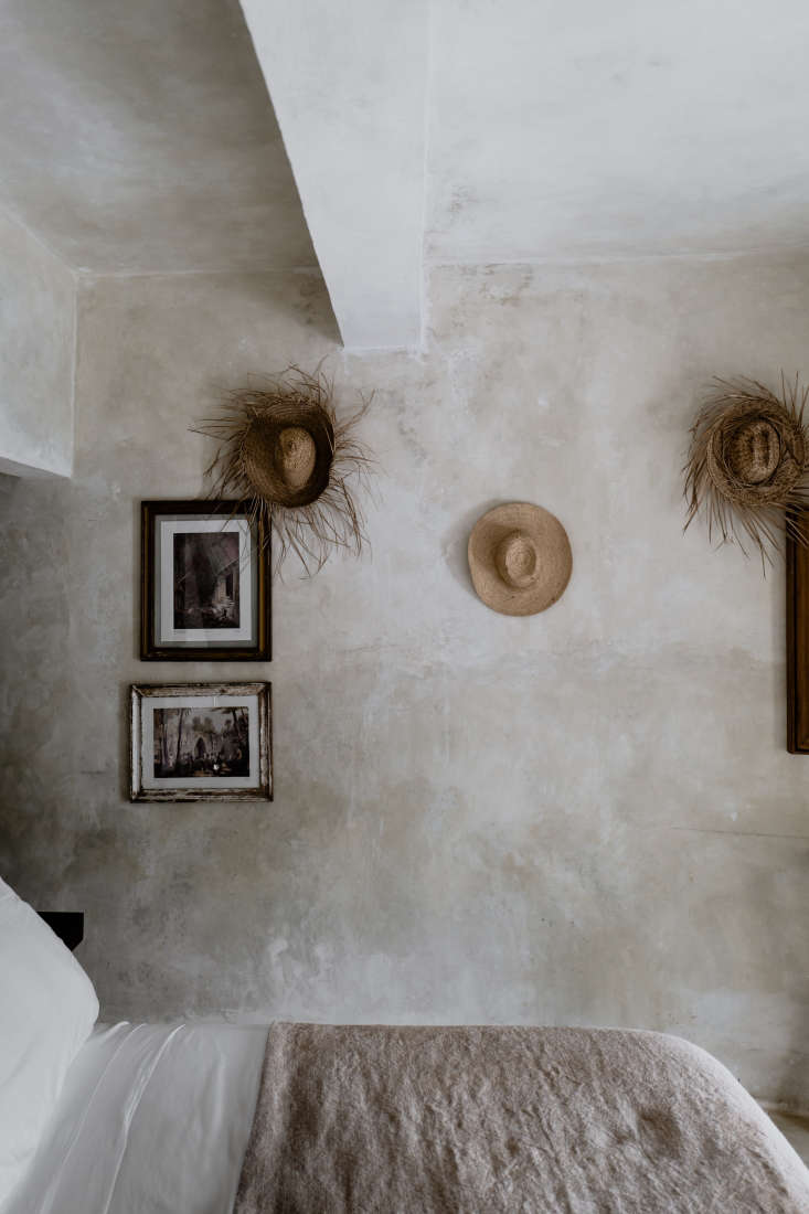 summer style: we like the simple straw hats as decor at coqui coqui in mex 17