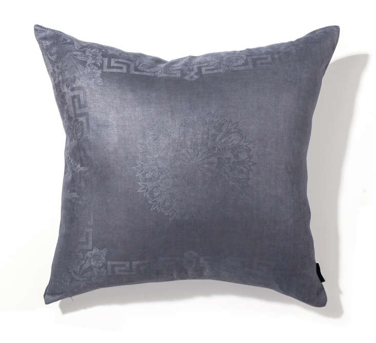 like all sarah&#8\2\17;s pillows, star burst, deep graphite comes with 19