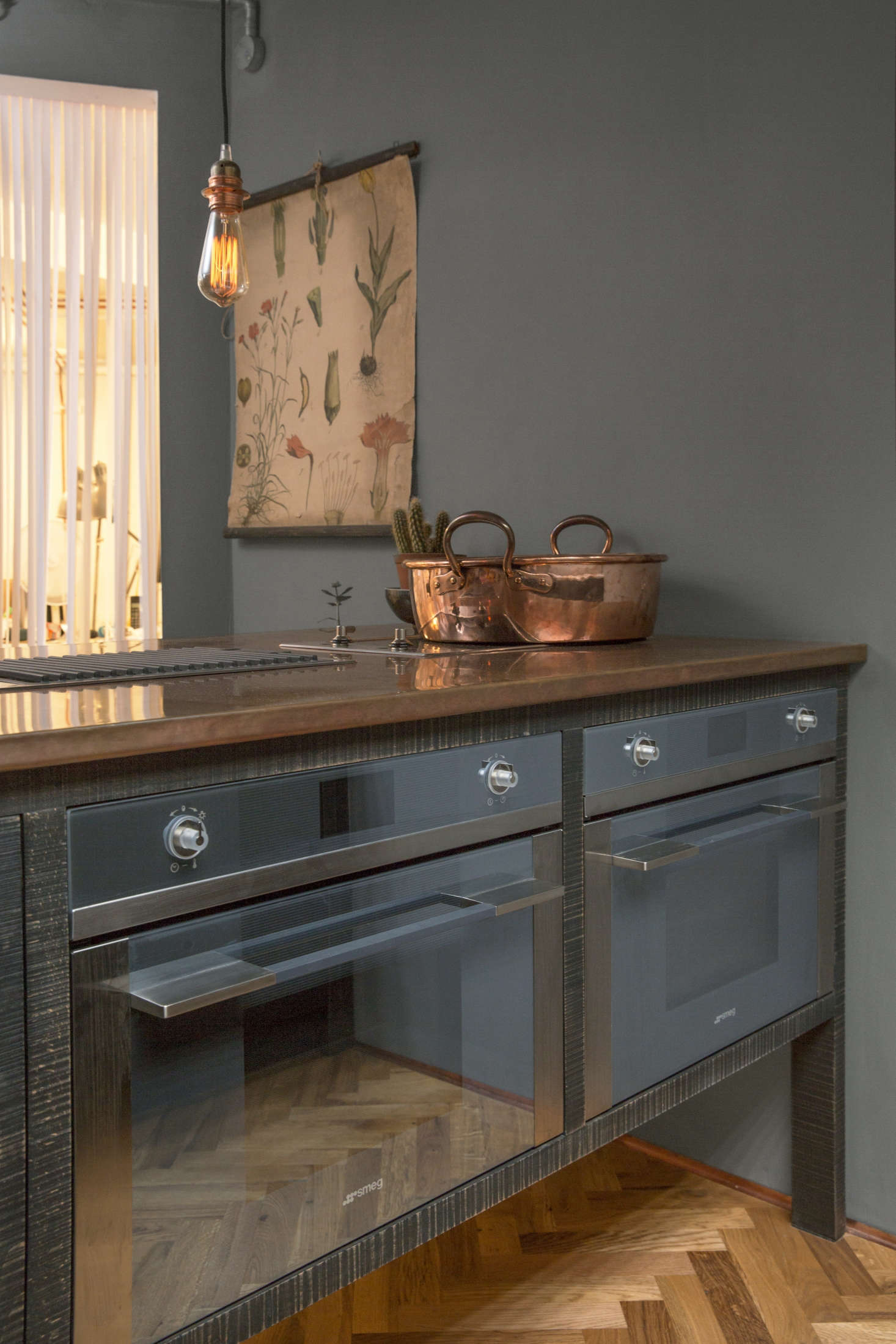 A Smeg Linea oven and microwave, both 60 centimeters (.6 inches), are integrated side by side into the island.
