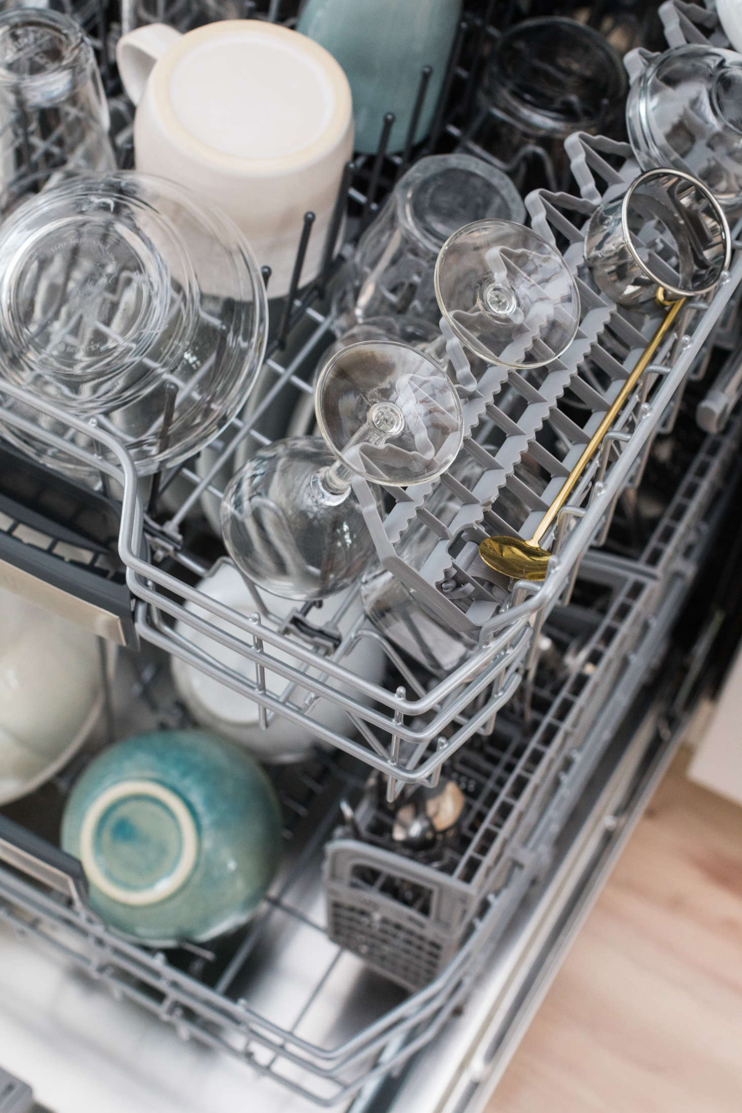 Bosch dishwashers come with specially designed racks, perfect for securing stemware and accommodating long utensils.