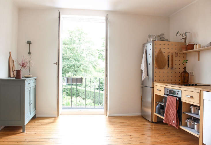 an antique sideboard received a makeover with two coats of oval room blue  25