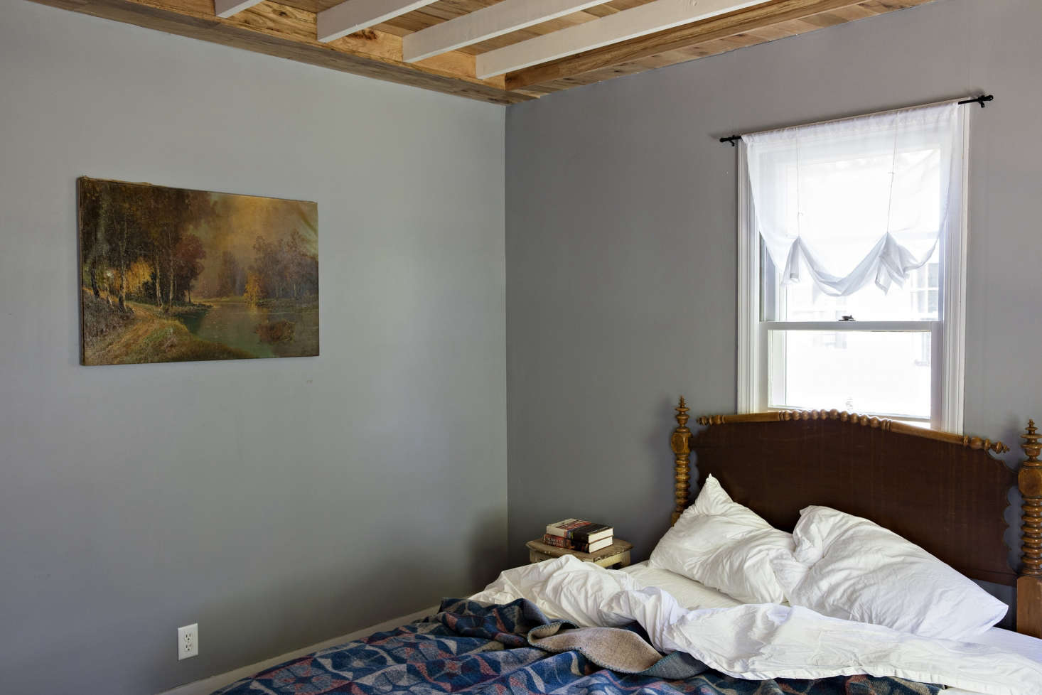 A bungalow bedroom with cotton sheets.