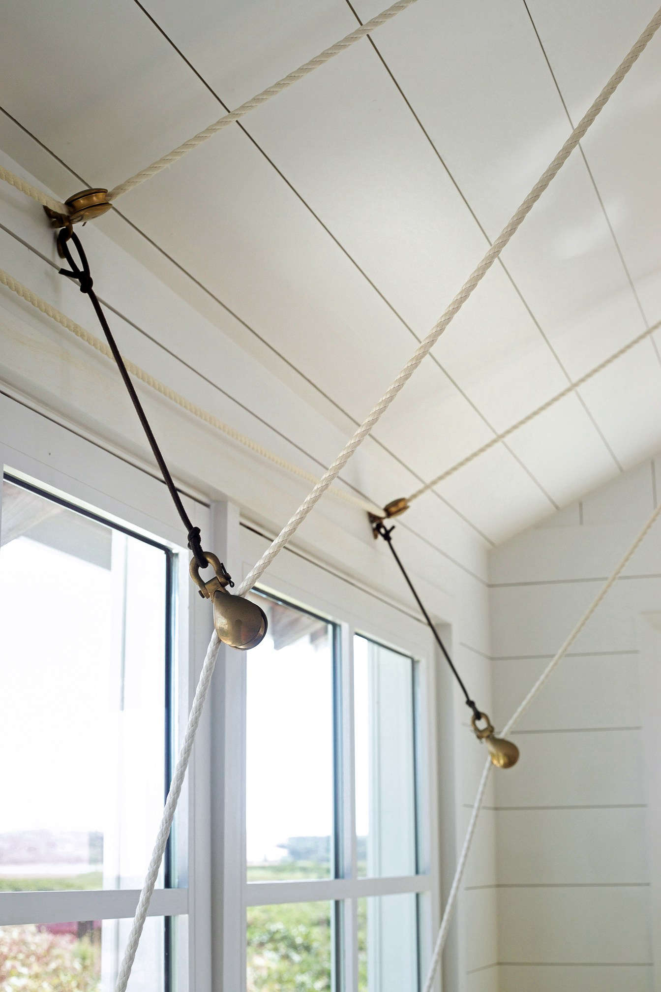 A closeup of the pulley system.