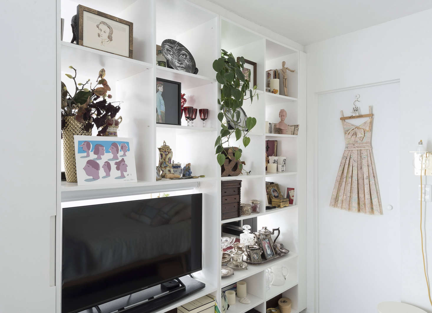 The shelves from the bedroom side. A smart hack: Spath had a swivel installed to allow the TV to face either the bedroom or the living room, then added a discrete roller blind to conceal the back from the living room side when the TV is facing the bedroom.