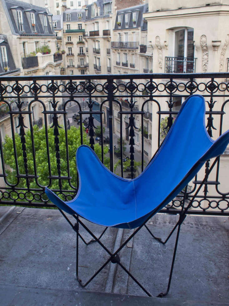 the tiny bedroom has an expansive view of montmartre. 25