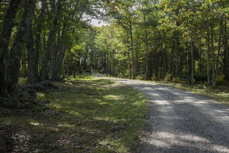 a country road serves as the driveway. photograph by sal taylor kydd. 17