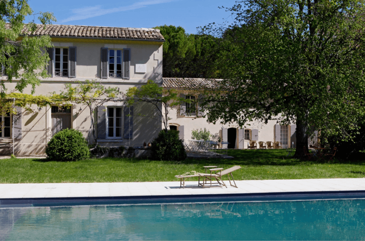 &#8\2\20;the property is surrounded by fields, vineyards and olive groves s 33