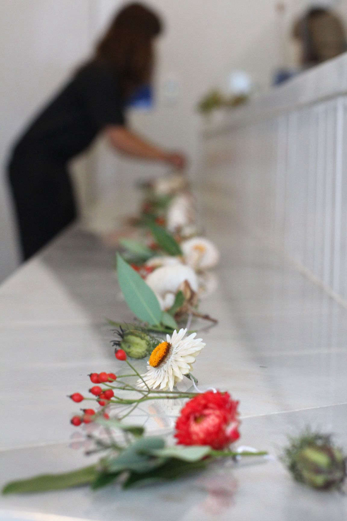 The garland, with flower heads, berries, and leaves.