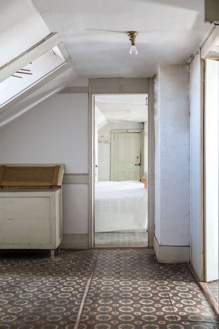 a hallway on the top floor of the dwelling house, leading to the bedrooms. 28