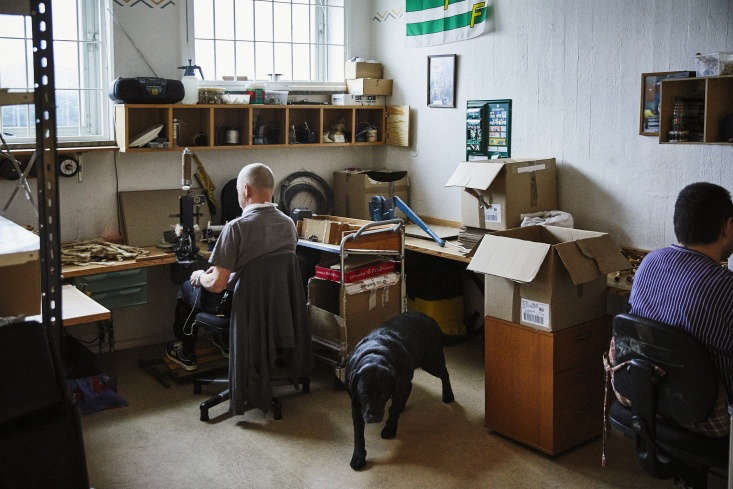 in the iris hantverk workshop, Åke falk and his labrador retriever sit to  19