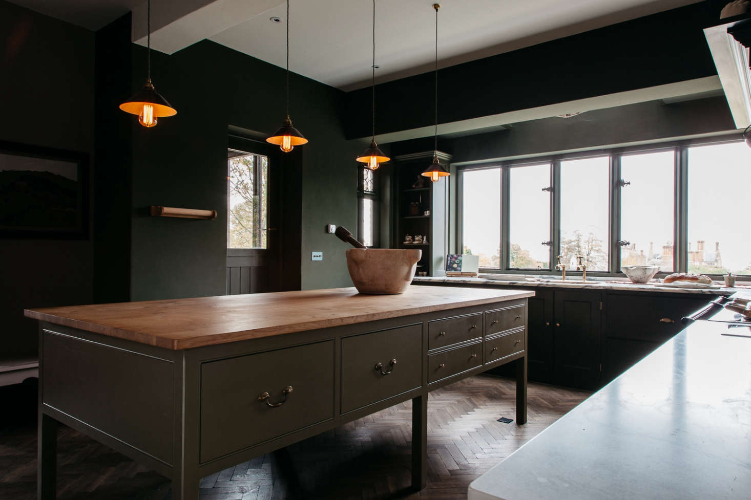 As for the large, central worktop, the homeowners opted for a wood surface of oiled English pippy oak. 