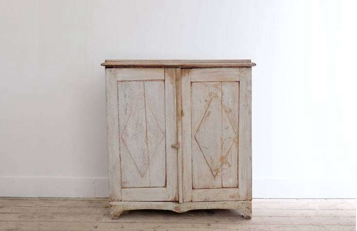 a gustavian sideboard from puckhaber; note the pale tone and straight line 23