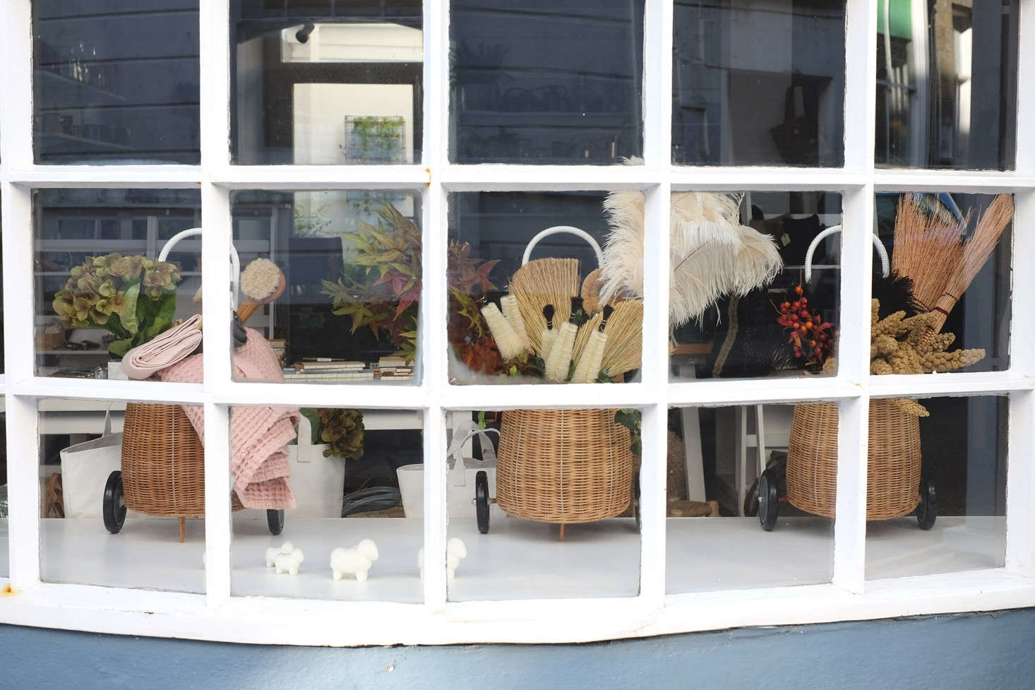 Bouquets of cleaning supplies in the shop window.