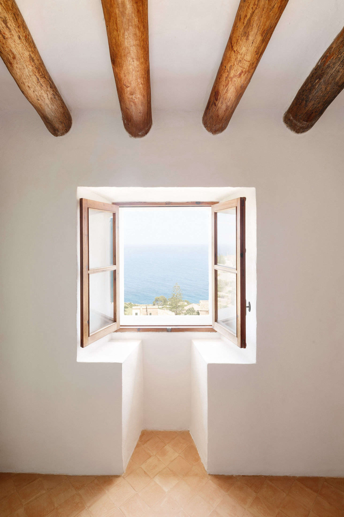 A front window overlooks the sea.