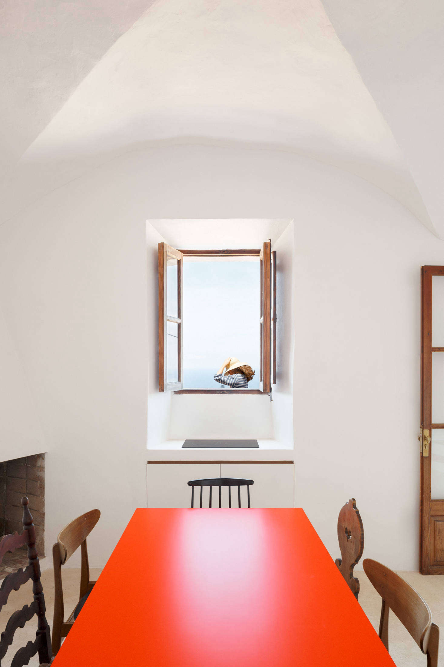 The architects installed a low-profile cooktop beneath the kitchen
