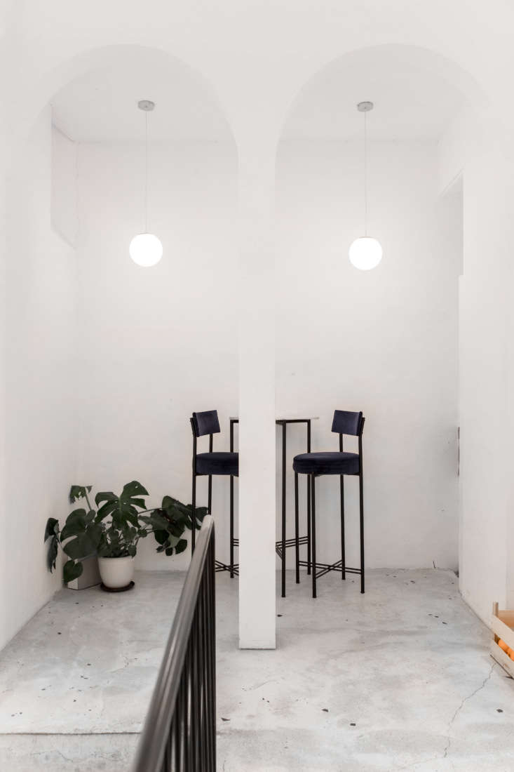 the tall archways and long pendant lamps mirror the high top tables and stools. 22