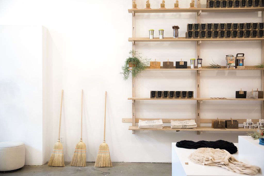 Consuming conscientiously allows for breathing room: a display at the Package Free Shop. Mail-order goods are sent in used cardboard boxes, fragile items are packed in compostable paper, and the boxes are sealed with recyclable paper tape and plant-based glue.