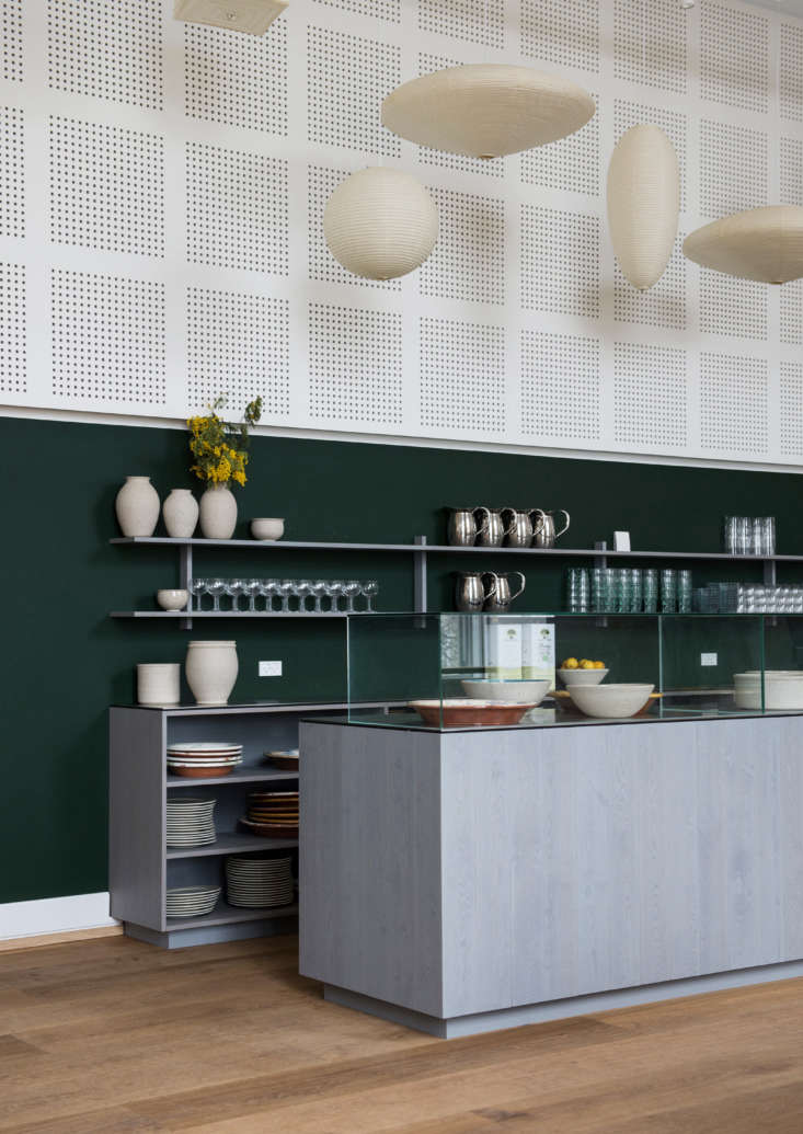 the pale blue stained kafeteria counter is kitted with birkerød pottemager 20