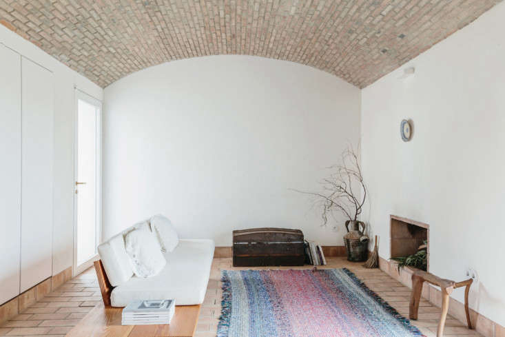 in portugal&#8\2\17;s algarve region, a family home turned guesthouse has a 17