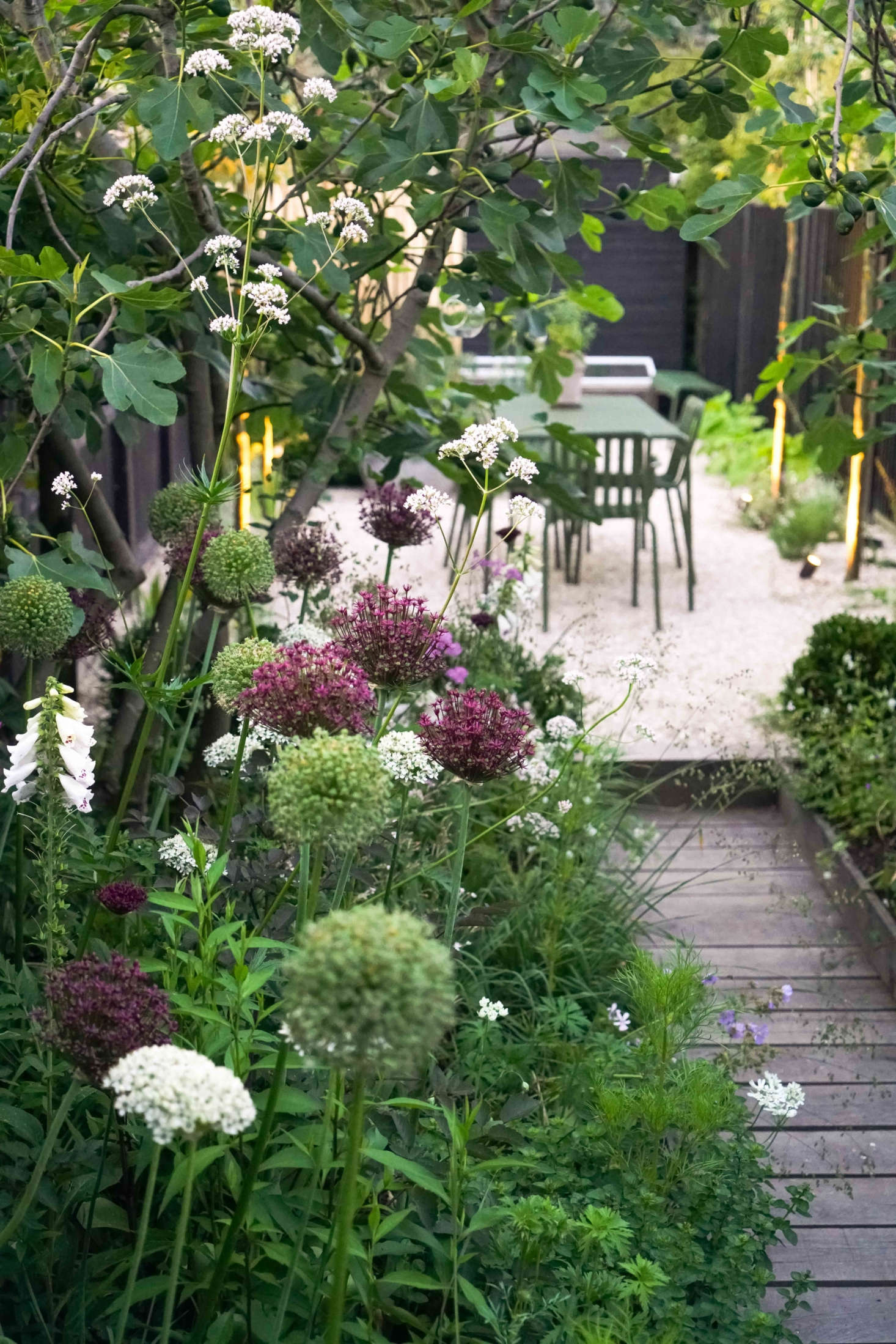 In the harbor town of Whitstable, Kent, designers Farlam & Chandler created a charming courtyard garden and breakfast terrace with subtle nods to the seaside like the crushed cockle shell surface and sunken English oak boardwalk. See more in Before & After: A Seaside English Garden by Farlam & Chandler.