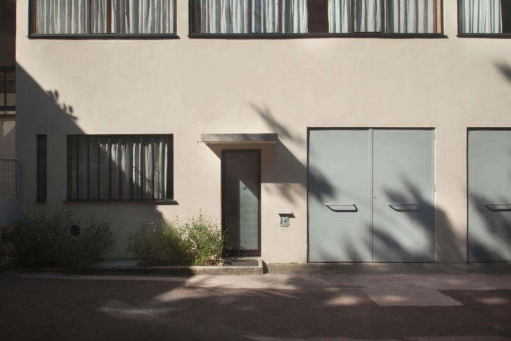 the facade is animated by rows of horizontal windows. 18