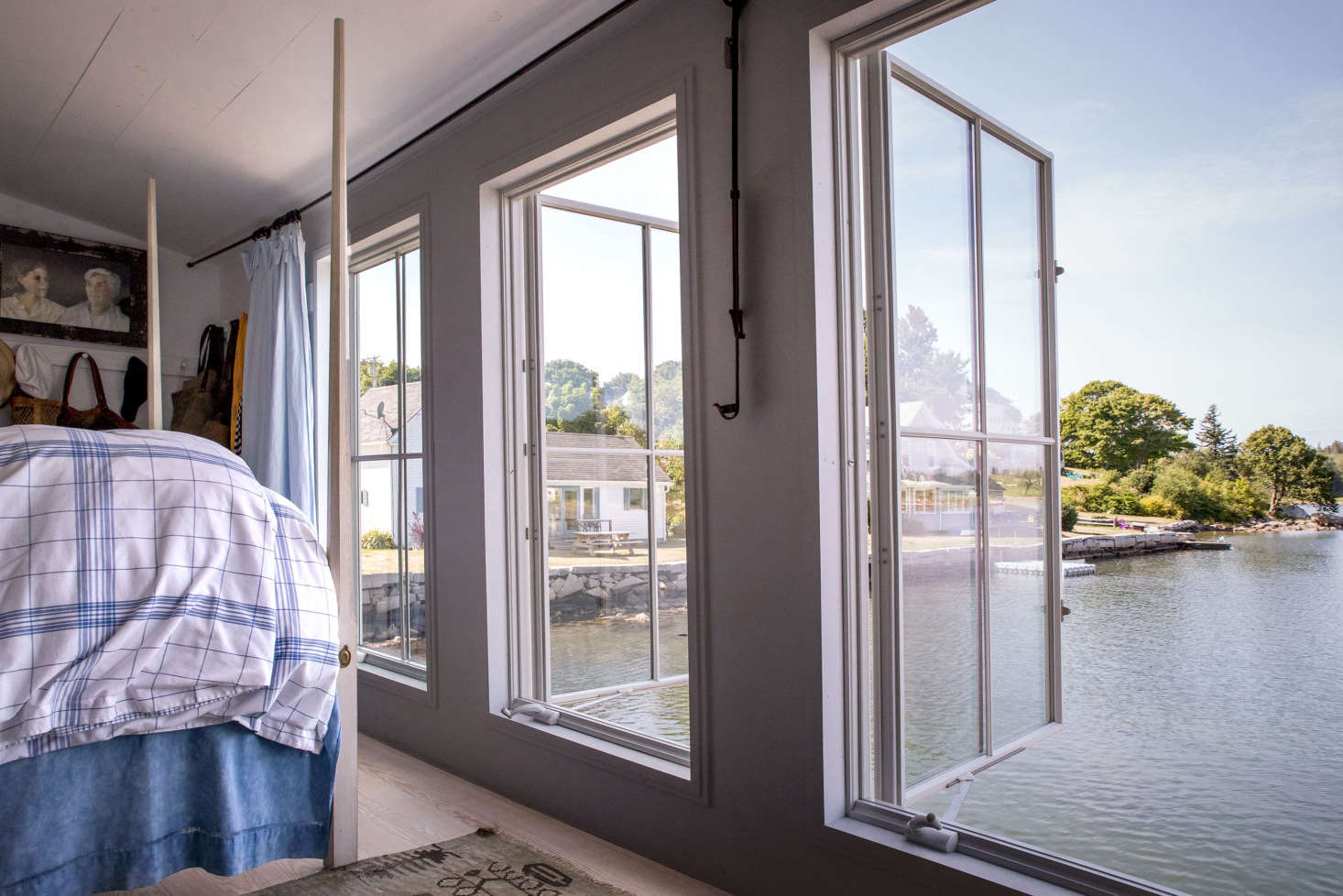 To take in as much of the view as possible, the couple installed floor-to-ceiling Anderson 400 Series casement windows along the entire length of the bedroom wall, as well as on the floor above.