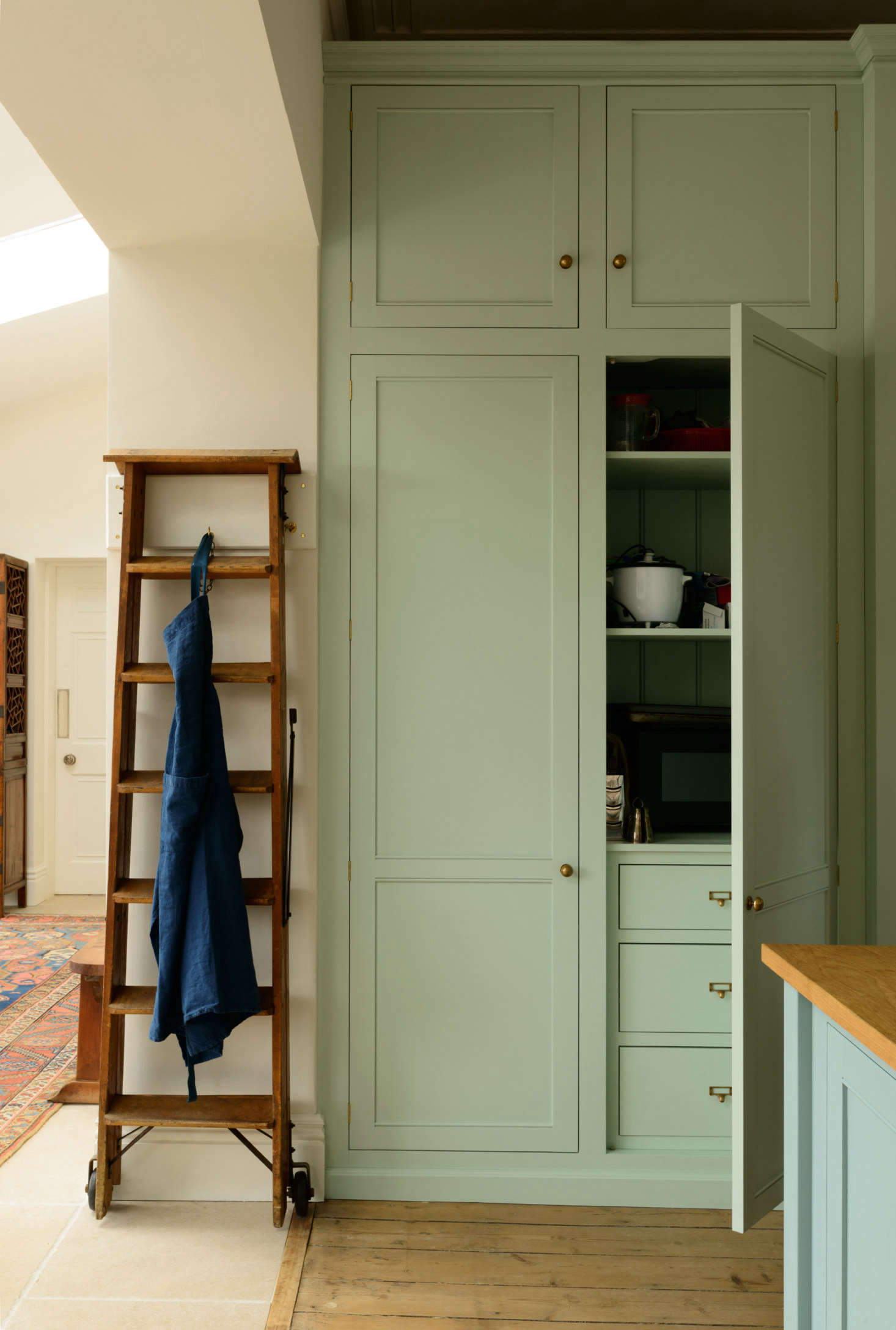 From deVol: A Dream English Kitchen, Size Extra Large for Family From deVol: A Dream English Kitchen, Size Extra Large for Family