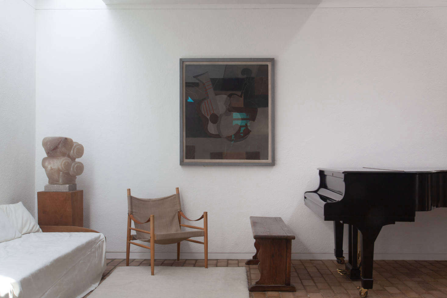 The alabaster Forms by George Kennethson from the 60s and 33 (musical instruments) by Ben Nicholson inspire the selection of surrounding furniture.