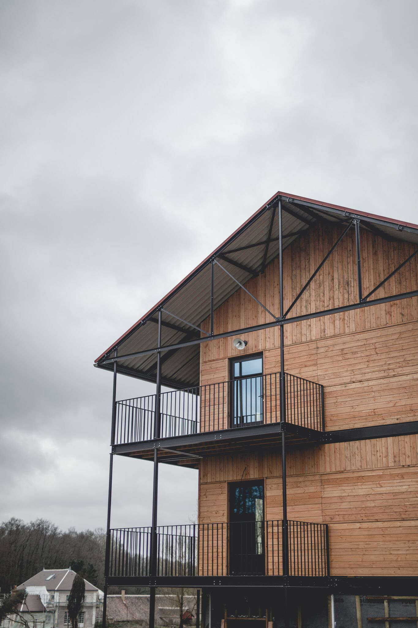 The Be-Poles team turned existing barns into hotel quarters that combine 