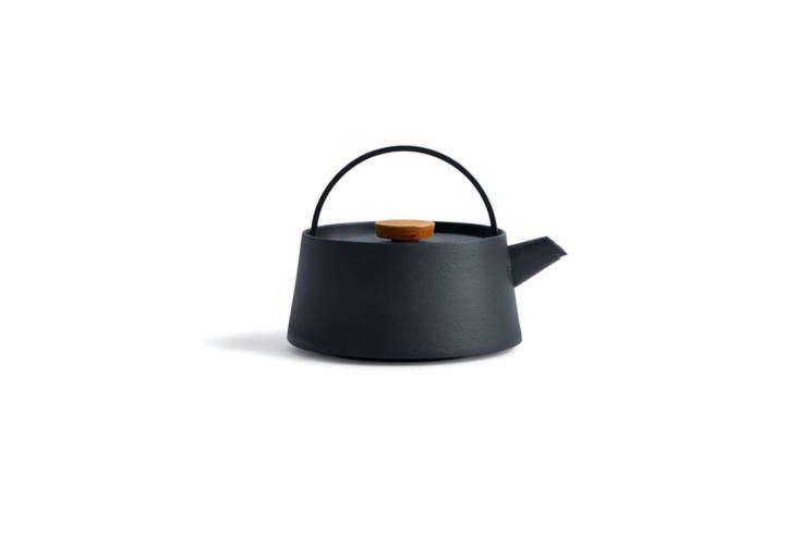 the swinging handle of the tetu cast iron kettle by koizumi studio can be folde 20