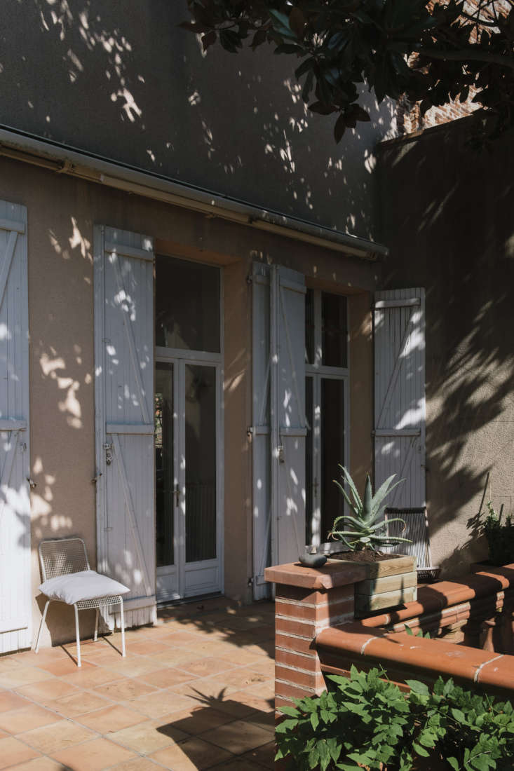 the entryway of the hôtel particulier, surrounded by terraces for eating o 45