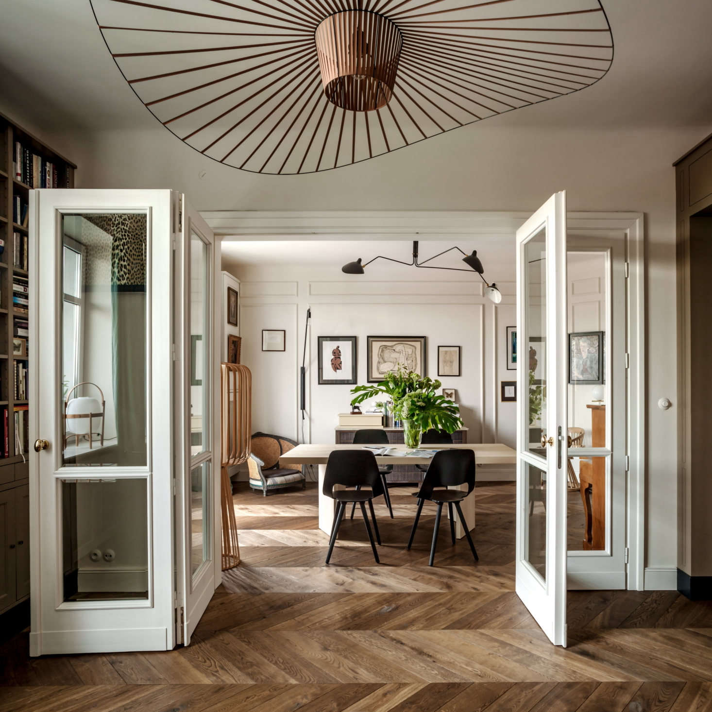 Chrapka designed the folding doors between the dining and living rooms. 