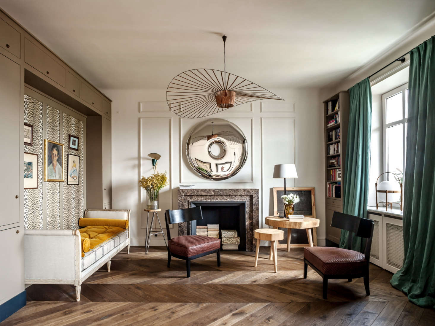 Hovering above the living room is the Vertigo chandelier by Petite Friture. The other showstopper in the room is the round metallic artwork by Polish architect and designer Oskar Ziet.