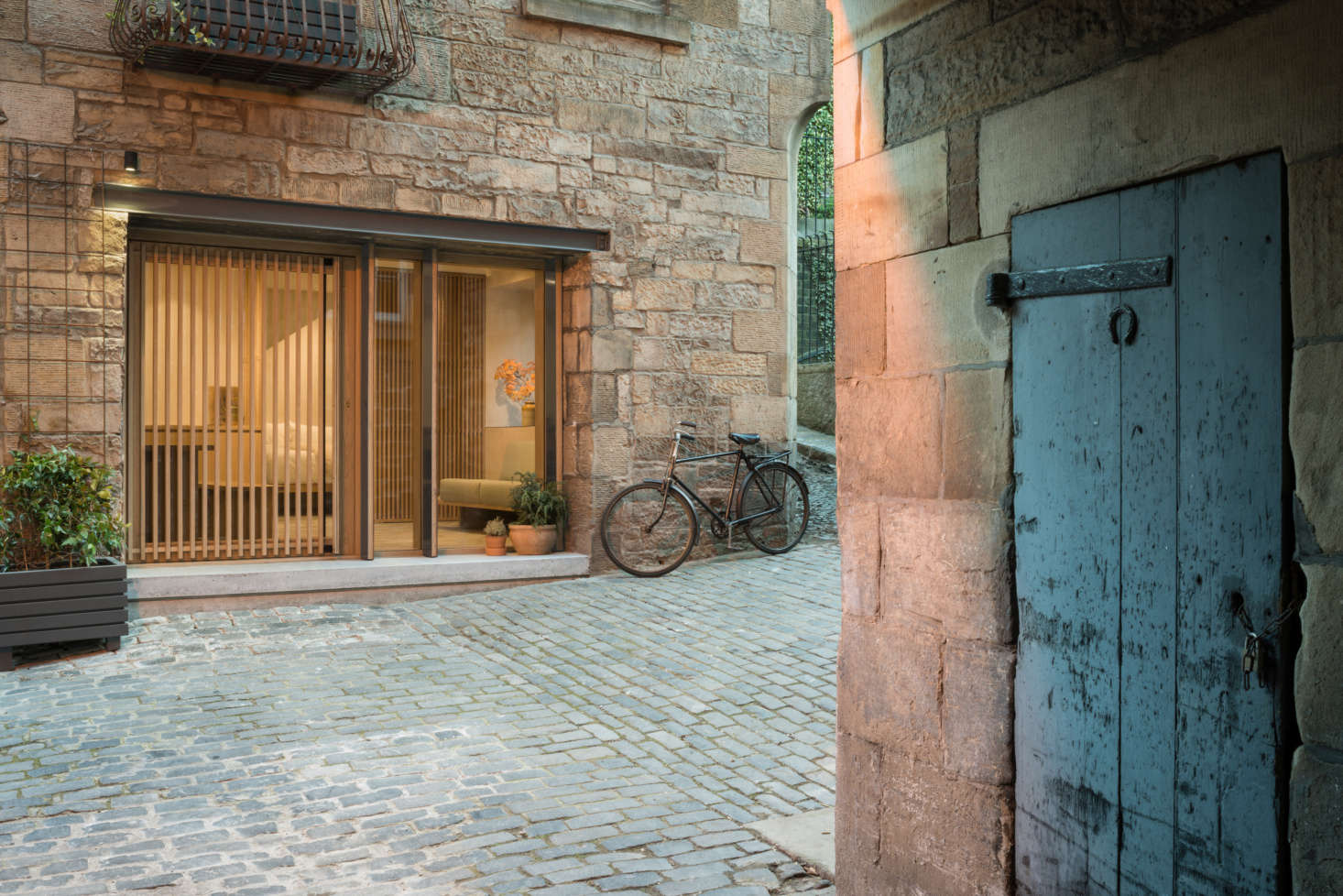 A former stable across the way—now converted into living quarters—retains its horseshoe on the door. For more information, go to Porteous Studio (@porteous.studio).