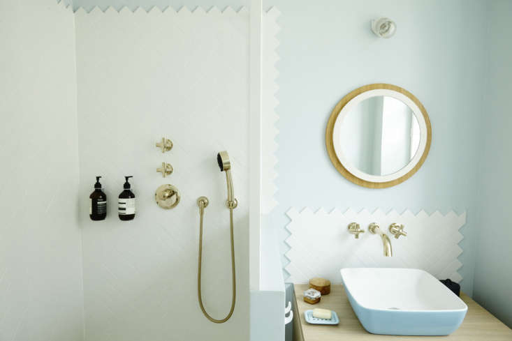 the shower and sink backsplash are patterned with subway tiles that gesa descri 32