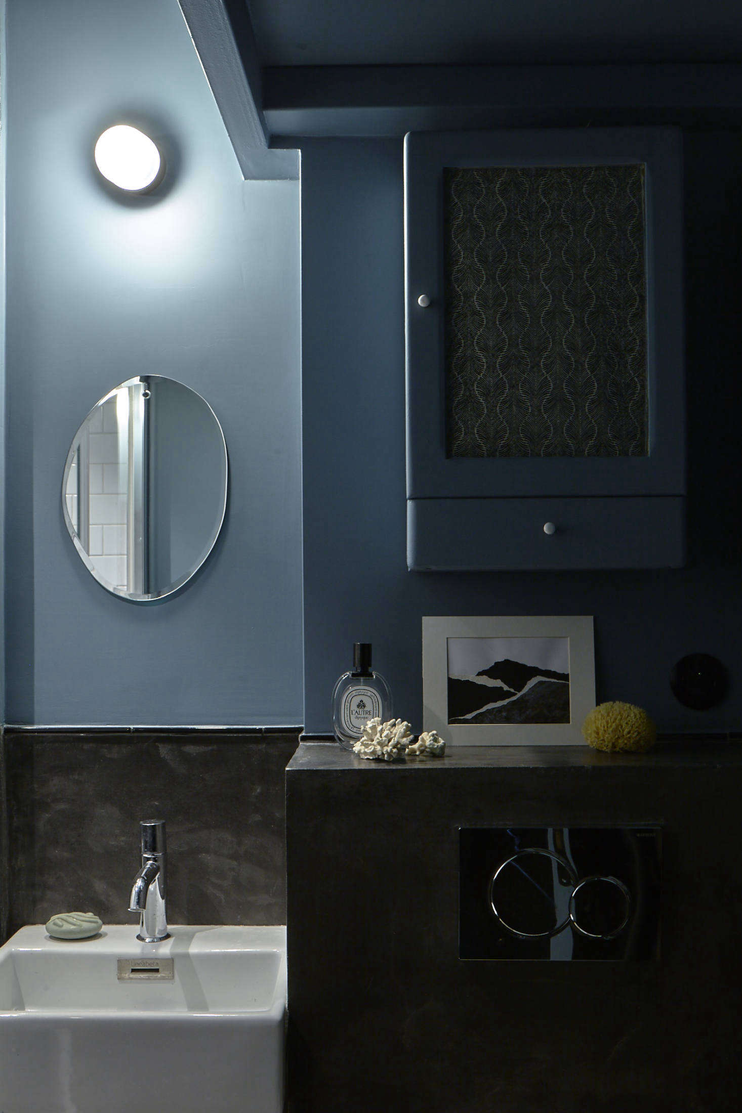 The bath, also in blue, with another whimsical mirror from M Nuance.