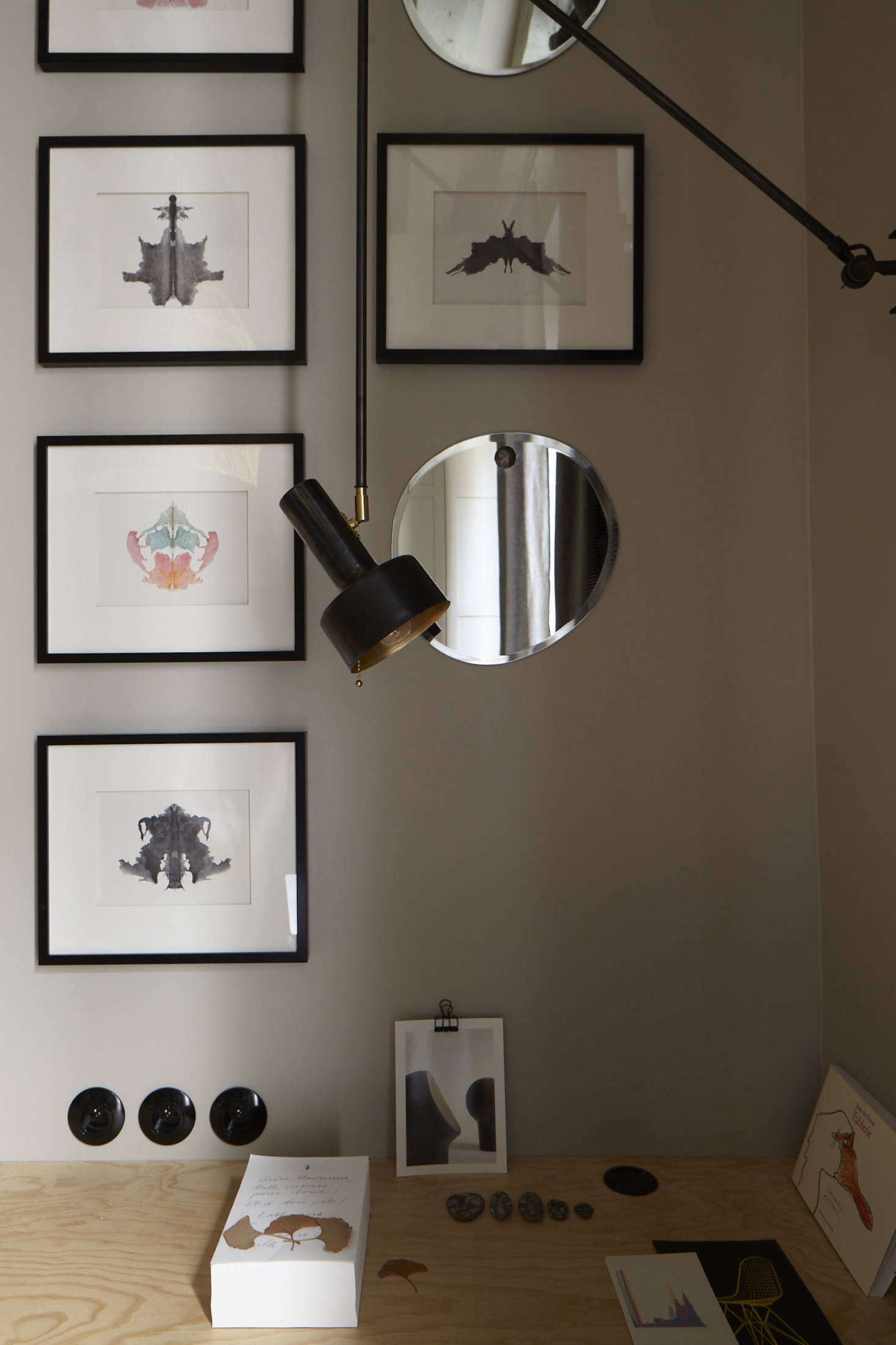Evennou defined a tiny desk with a task light above.